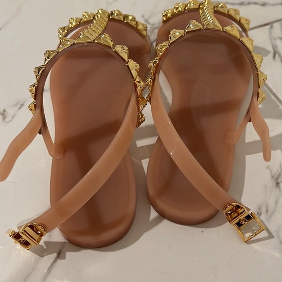 Stuart Weizmann gold w/ flower embossed jelly sandals. Size 6 - Picture 3 of 6